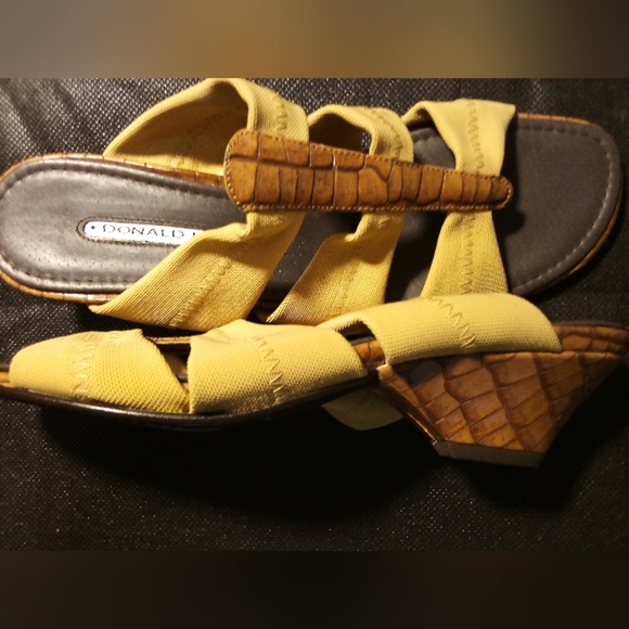 Donald J. Pliner - NWT- Open Toe Wedge, 3 Fabric Straps For Comfort, Size 7... - Picture 6 of 12